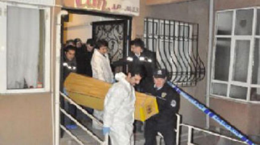 &Ouml;ld&uuml;rd&uuml;ğ&uuml; babasıyla yaşadı