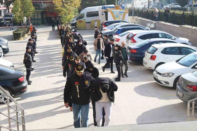 Eskişehir merkezli fuhuş operasyonunda 18 ş&uuml;pheli tutuklandı 2