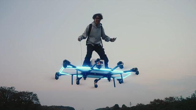 'Green Goblin'den ilham aldı, kendine uçan kaykay yaptı! Nehrin üzerinden uçtu