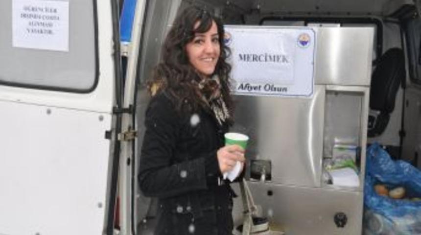 Kar altında öğrencilere sıcak çorba servisi