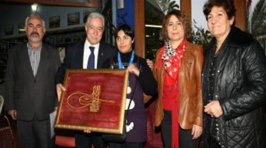 D&uuml;nya ikincisi sporcuya bilgisayar hediye etti