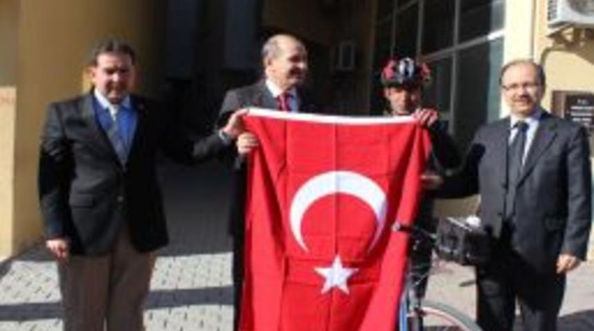 Bisikleti ile ikinci kez &Ccedil;anakkale turuna &ccedil;ıktı