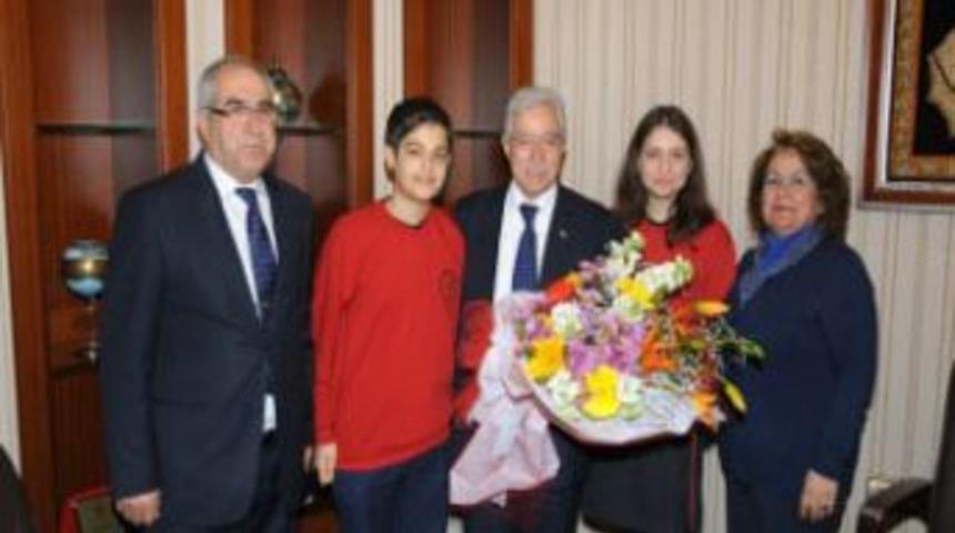 &Ouml;ğrenciler okul gazetesi i&ccedil;in r&ouml;portaj yaptılar