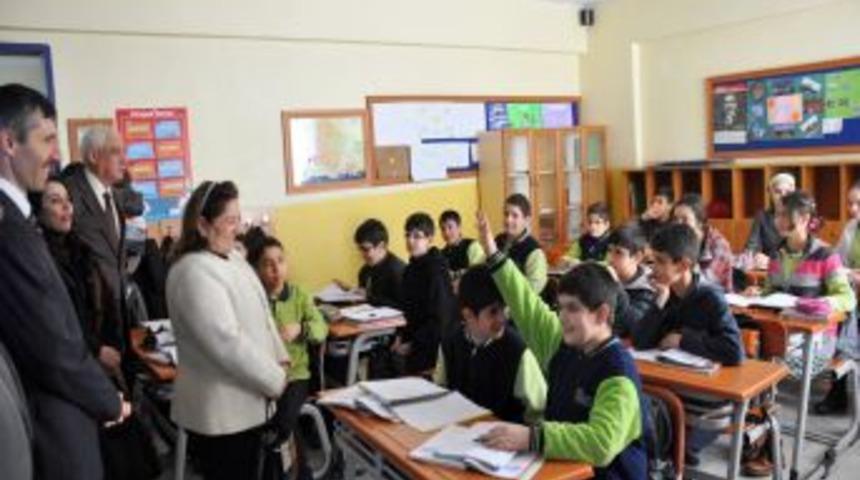 Vali &Ccedil;olak'ın eşi eğitime destek vermeye devam ediyor