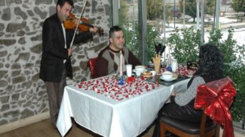 Engelli &ccedil;ifte Sevgililer G&uuml;n&uuml;'nde polis jesti