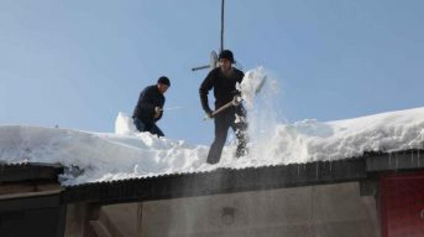 Çatıda tehlikeli kar temizliği