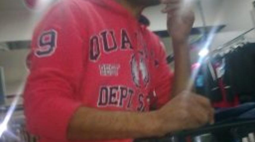 Patronunun &ccedil;antasından 3 bin lira alırken kameraya yakalandı