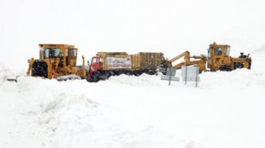 Belediye kapanan k&ouml;y yollarını dozer yardımıyla a&ccedil;ıyor