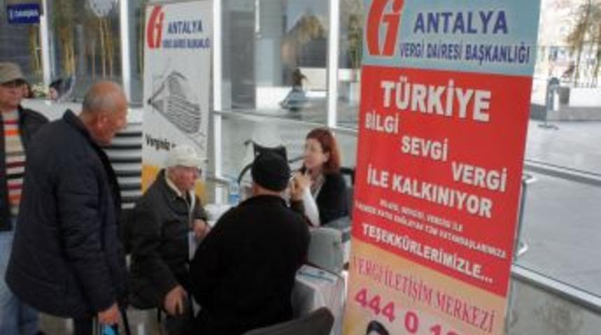 Antalya'daki m&uuml;kellefler vergi beyannamelerini alışveriş merkezinde verebiliyor