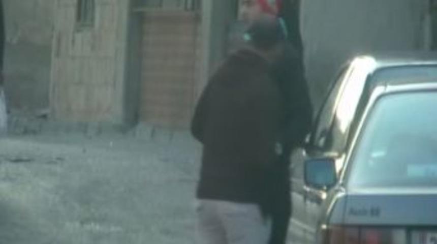 İzmir'deki operasyonda gizli kamerayla esrar alışverişi g&ouml;r&uuml;nt&uuml;lendi