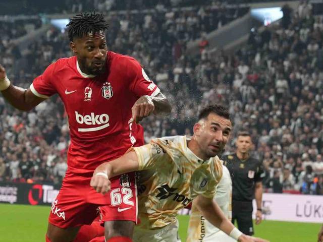 Beşiktaş g&uuml;mb&uuml;r g&uuml;mb&uuml;r! Derbi haftasında Başakehir'i ge&ccedil;ti