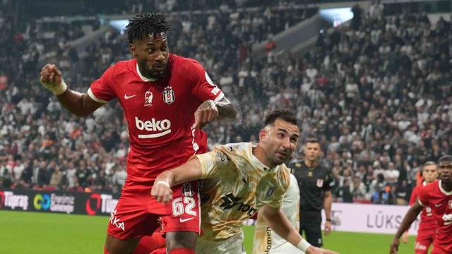 Beşiktaş gümbür gümbür! Derbi haftasında Başakehir'i geçti