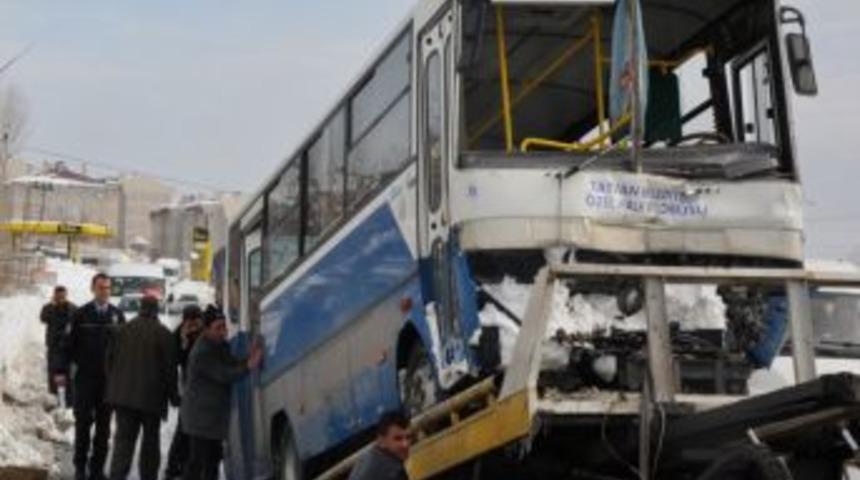 Tatvan'da trafik kazası: 2 &ouml;l&uuml;, 2 yaralı