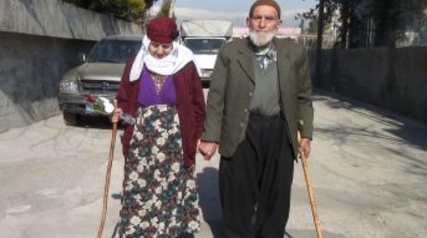 70 yıllık evli &ccedil;iftin sırrı: Basit &ccedil;ekişmeleri b&uuml;y&uuml;tm&uuml;yoruz