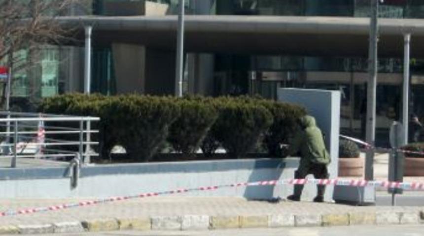 AK Parti Beşiktaş İl&ccedil;e Teşkilatı yakınına bırakılan paket polisi alarma ge&ccedil;irdi