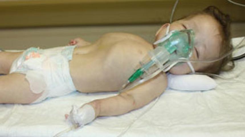 Ağlayan bebeği yere fırlattı