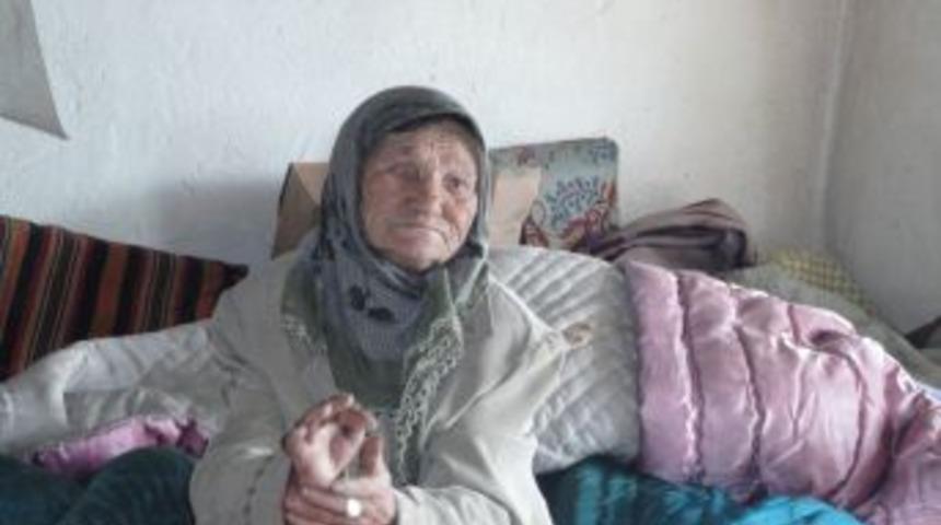 Yaşlı kadın, donmaktan son anda kurtarıldı