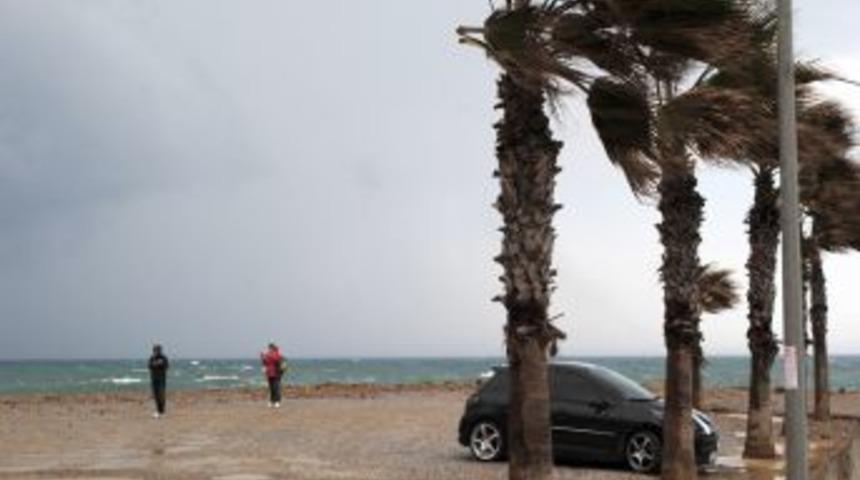 Yağmurlu ve fırtınalı hava Side'de hayatı olumsuz etkiliyor