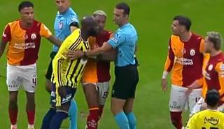 Galatasaray-Fenerbah&ccedil;e derbisi kavgayla başladı! Sahada ortalık karıştı