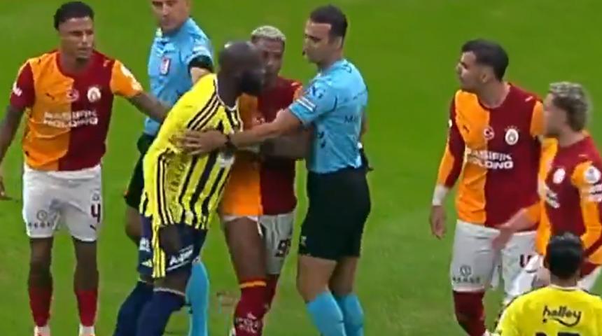 Galatasaray-Fenerbah&ccedil;e derbisi kavgayla başladı! Sahada ortalık karıştı