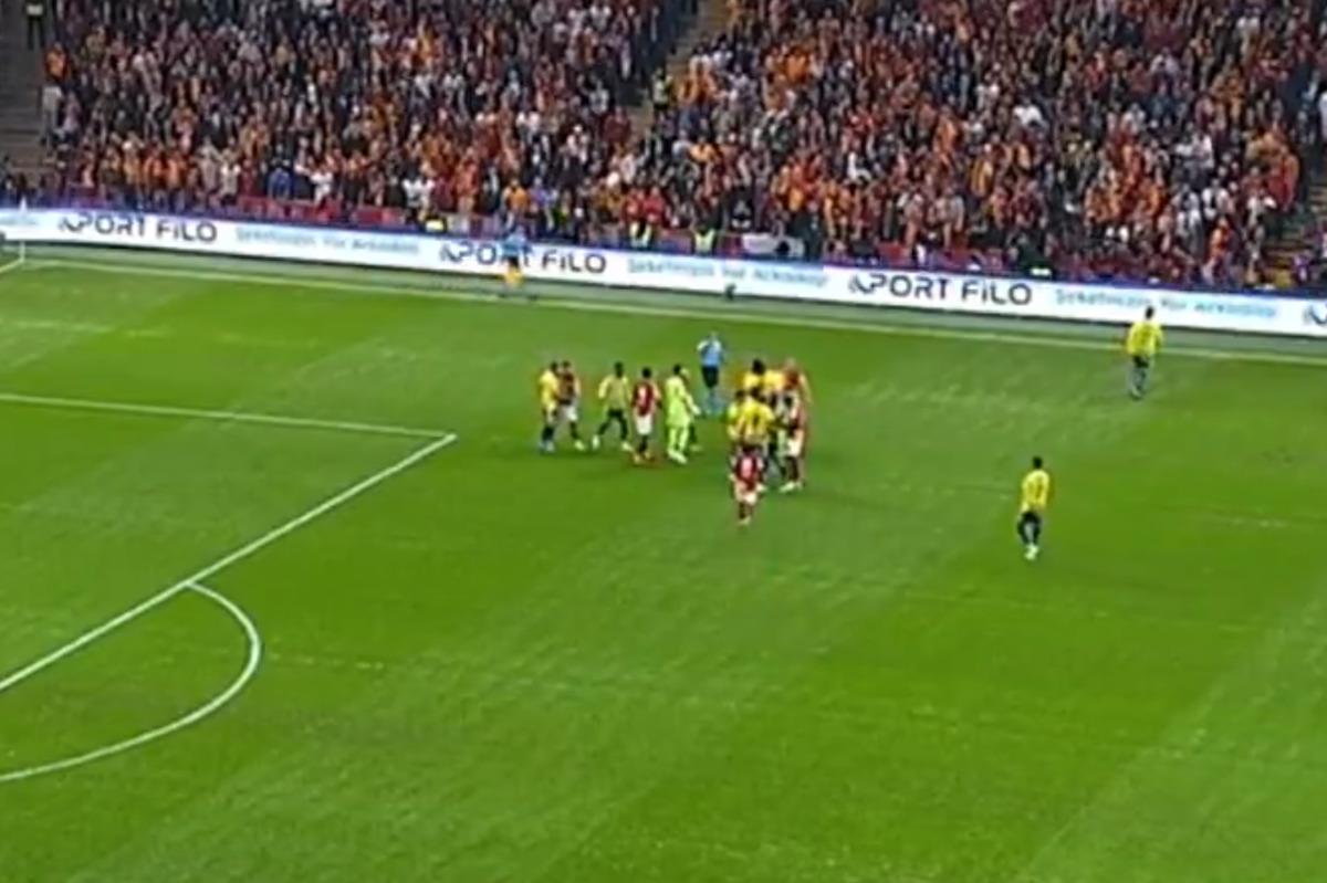 Galatasaray-Fenerbah&ccedil;e derbisi kavgayla başladı! Sahada ortalık karıştı 2