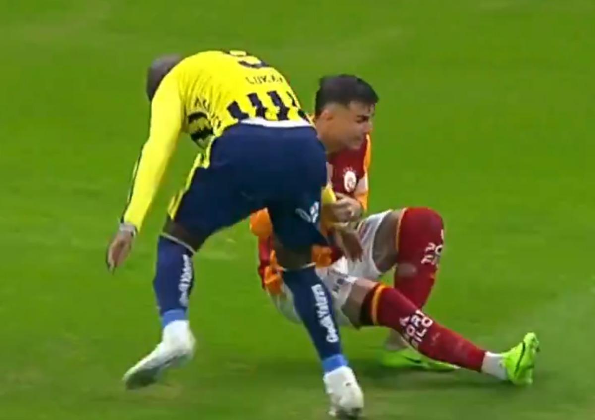 Galatasaray-Fenerbah&ccedil;e derbisi kavgayla başladı! Sahada ortalık karıştı 1