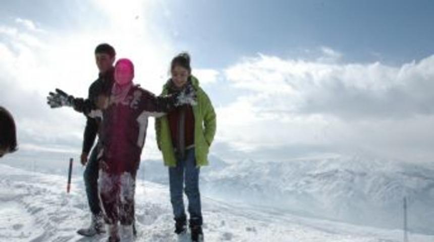 &Ouml;ğrenciler, yol kapalı olduğu i&ccedil;in kilometrelerce yol y&uuml;r&uuml;d&uuml;