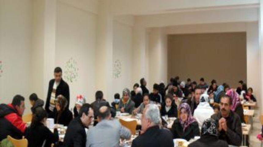 Boydak Koleji, depremzedelere yemek verdi