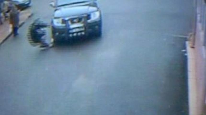 Dikkatsiz s&uuml;r&uuml;c&uuml;n&uuml;n kullandığı kamyon yayaya &ccedil;arptı