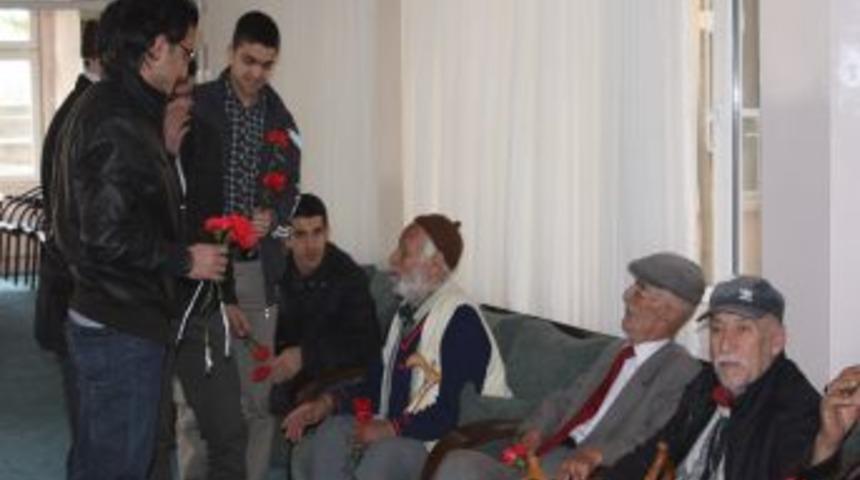 Sevgililer G&uuml;n&uuml;'n&uuml; yaşlılarla kutladılar