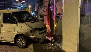 Kayseri'de otomobil ile minib&uuml;s &ccedil;arpıştı! 2 kişi yaralandı