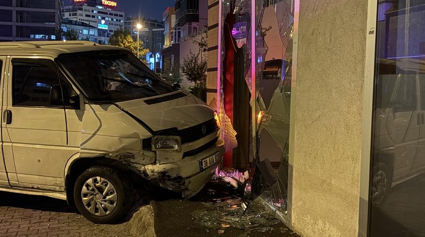 Kayseri'de otomobil ile minib&uuml;s &ccedil;arpıştı! 2 kişi yaralandı