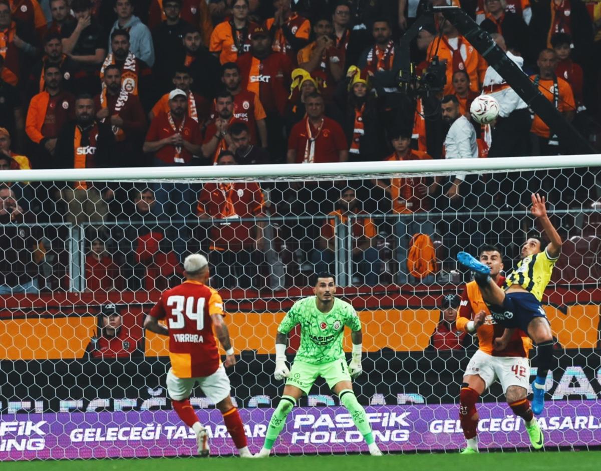 İrfan Can Kahveci den derbi tarihine geçen rövaşata golü! 2