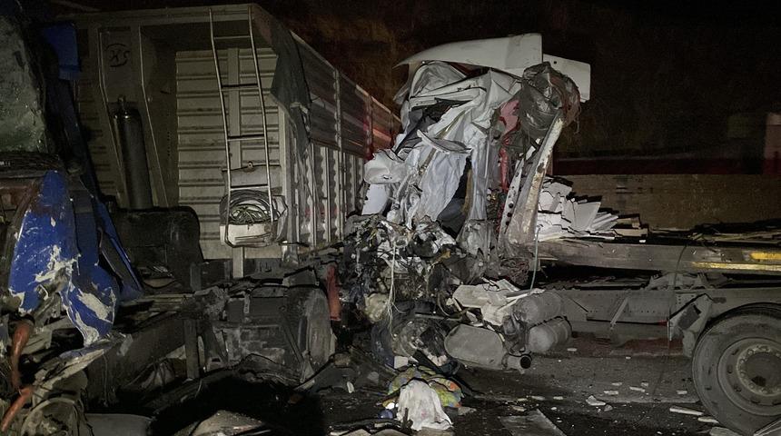 Elazığ'da 3 tır &ccedil;arpıştı! Ortalık savaş alanına d&ouml;nd&uuml;: 1 &ouml;l&uuml;