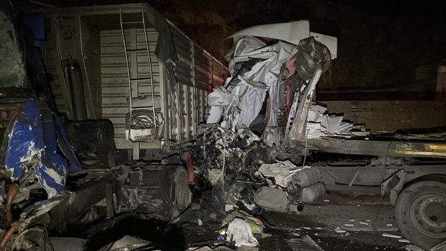 Elazığ'da 3 tır çarpıştı! Ortalık savaş alanına döndü: 1 ölü