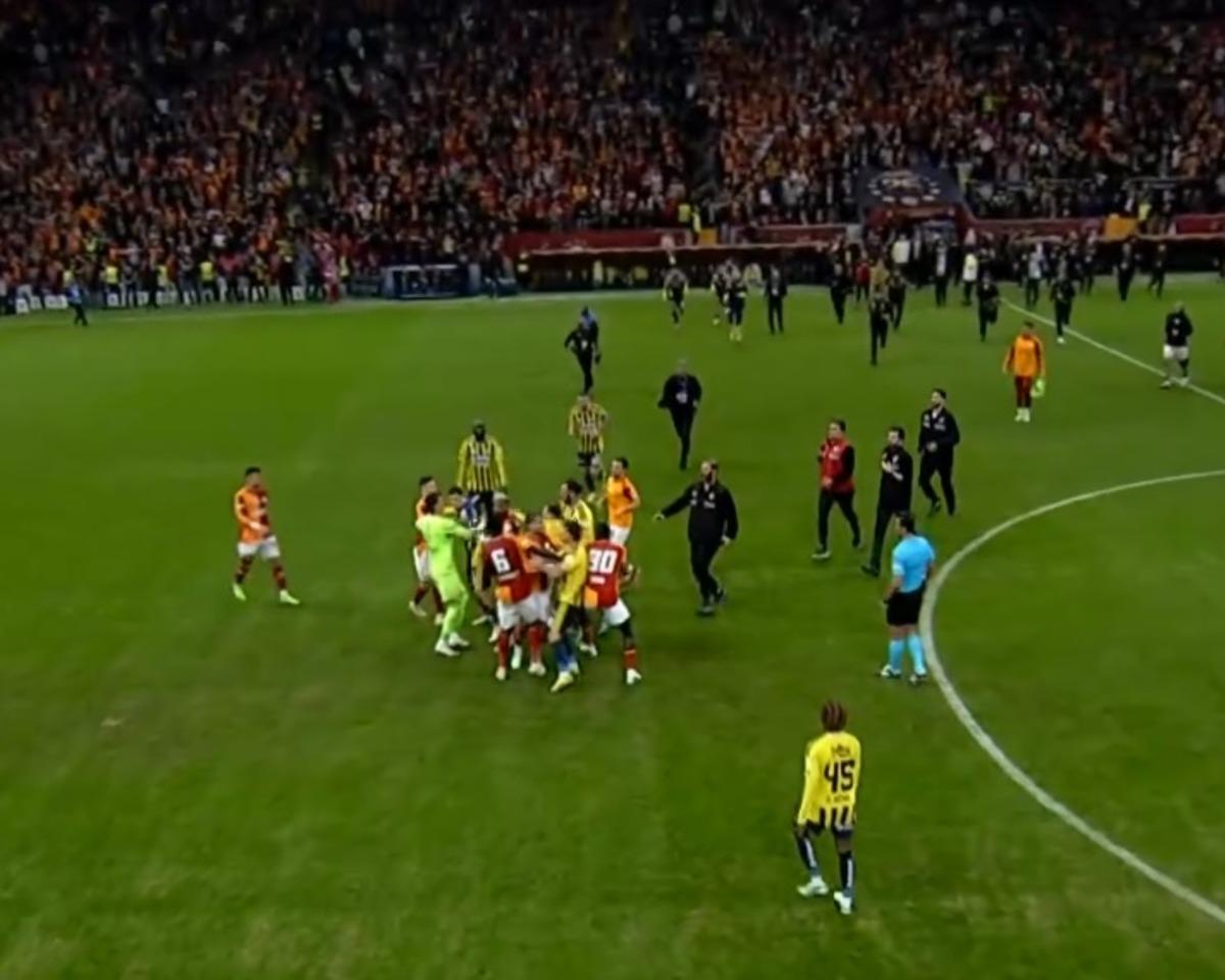 Galatasaray-Fenerbahçe derbisinin ardından saha karıştı! Kerem Aktürkoğlu ve Sallai birbirine girdi 1