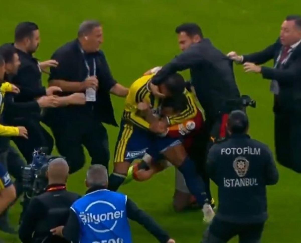 Galatasaray-Fenerbahçe derbisinin ardından saha karıştı! Kerem Aktürkoğlu ve Sallai birbirine girdi 3