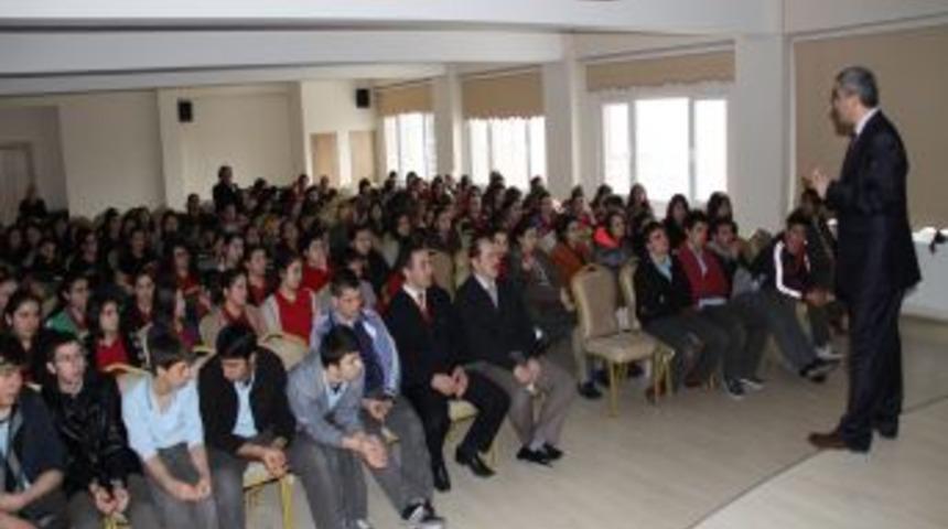 Feza Berk Lisesi'nde 'İnternetin g&uuml;venli kullanımı ve sosyal ağlar' semineri