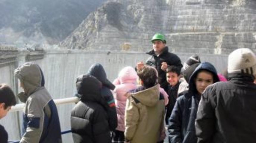 Geleceğin m&uuml;hendisleri Deriner Barajı'na hayran kaldı