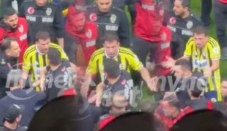 Derbinin ardından F.Bah&ccedil;e'de Mert Hakan Yandaş polislerle tartıştı