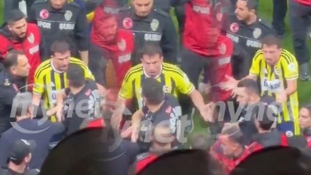 Derbinin ardından Fenerbahçe'de Mert Hakan Yandaş polislerle tartıştı