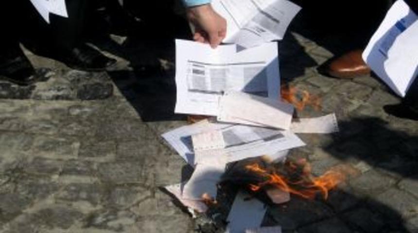 T&uuml;rkiye Kamu-Sen &uuml;yeleri bordro yaktı