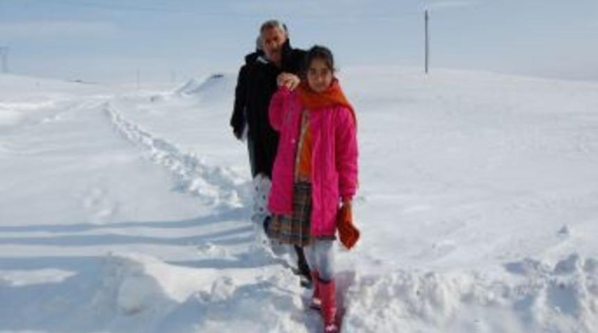 Tatvan&rsquo;daki k&ouml;ylerde kar ge&ccedil;it vermiyor