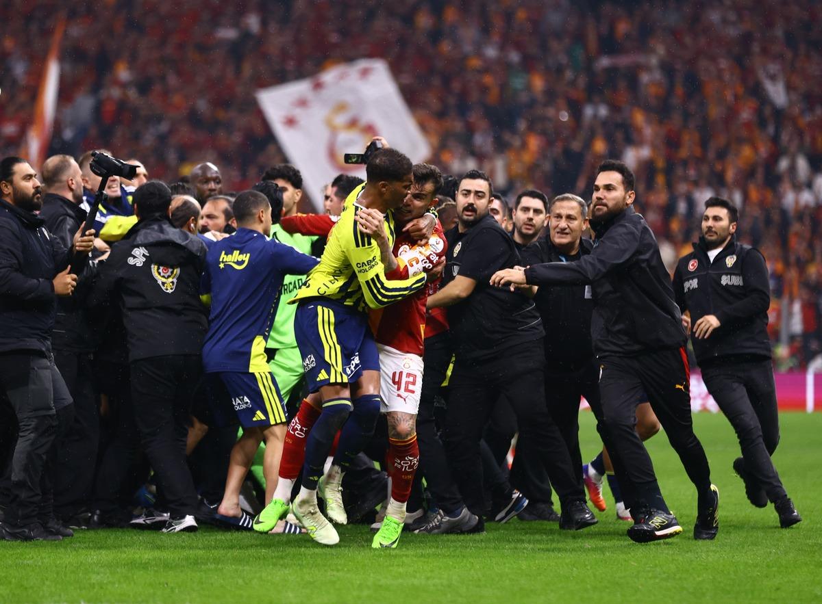 Galatasaray-Fenerbahçe derbisinin ardından saha karıştı! Kerem Aktürkoğlu ve Sallai birbirine girdi 5