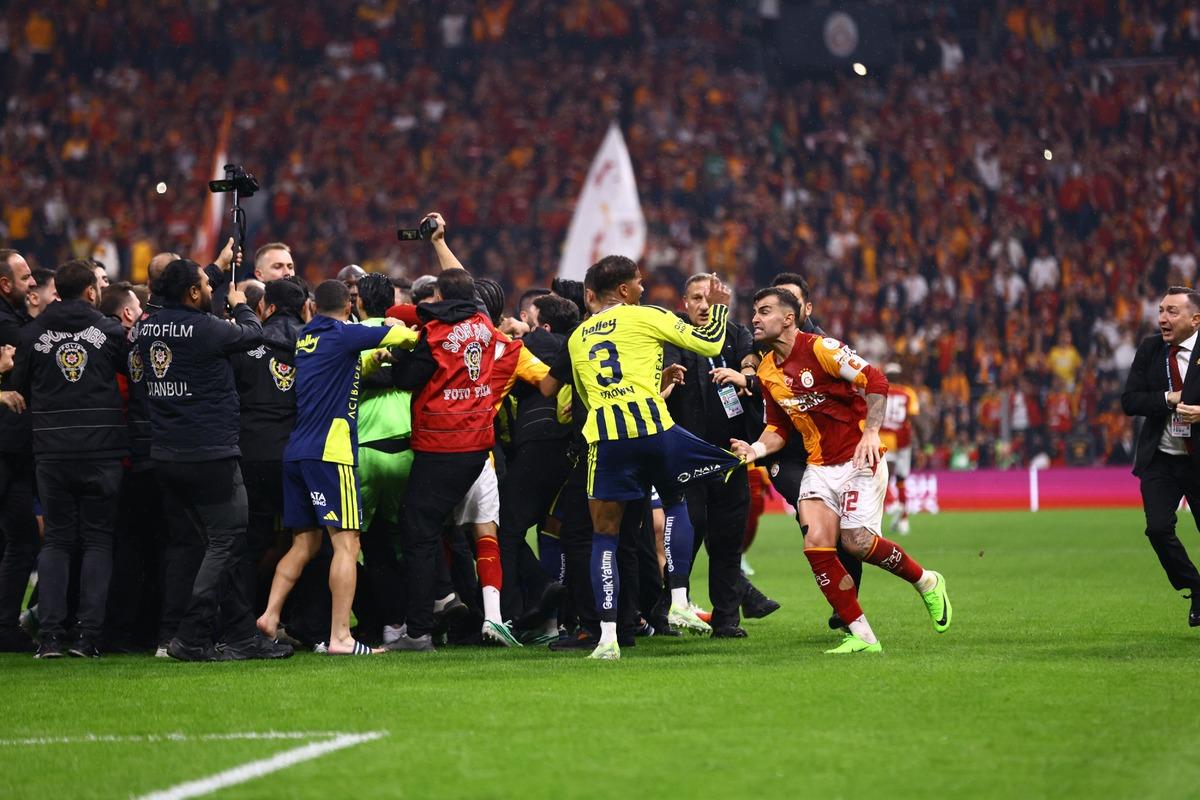 Galatasaray-Fenerbahçe derbisinin ardından saha karıştı! Kerem Aktürkoğlu ve Sallai birbirine girdi 6