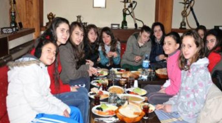 İlkadım Belediyesi basketbolculara yemek verdi