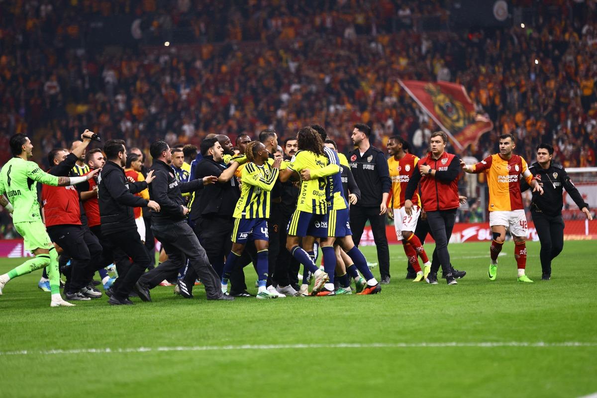 Galatasaray-Fenerbahçe derbisinin ardından saha karıştı! Kerem Aktürkoğlu ve Sallai birbirine girdi 7