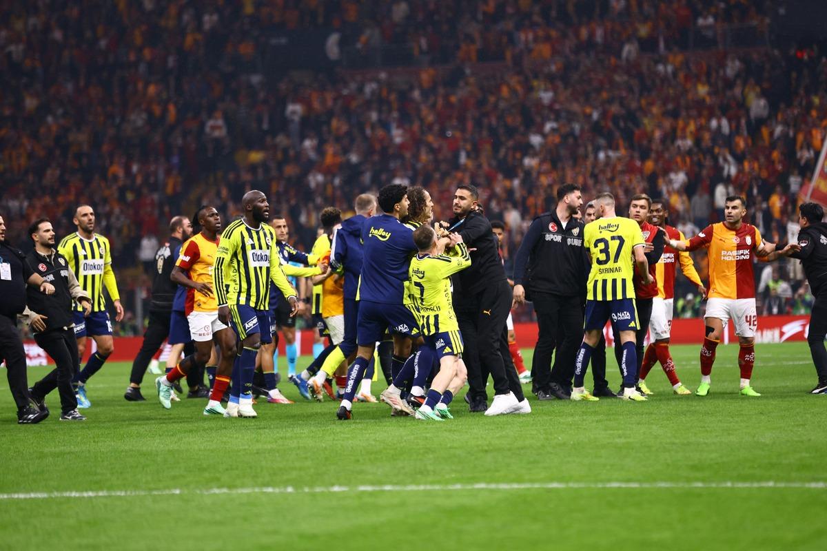 Galatasaray-Fenerbahçe derbisinin ardından saha karıştı! Kerem Aktürkoğlu ve Sallai birbirine girdi 8