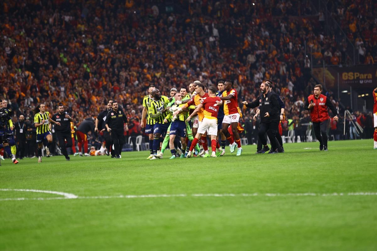 Galatasaray-Fenerbahçe derbisinin ardından saha karıştı! Kerem Aktürkoğlu ve Sallai birbirine girdi 9