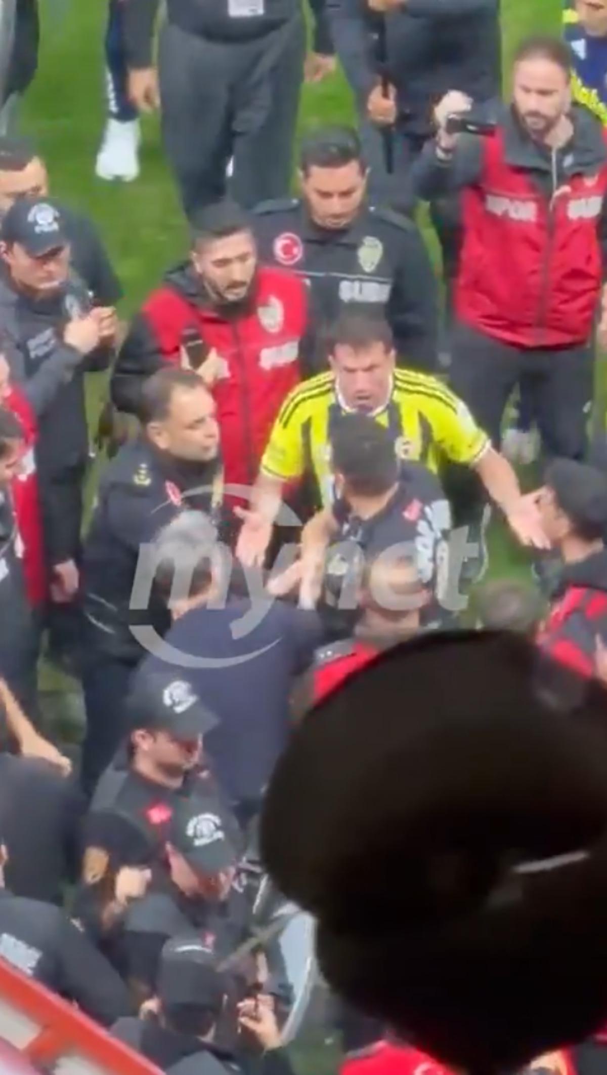 Derbinin ardından Fenerbahçe de Mert Hakan Yandaş polislerle tartıştı 1